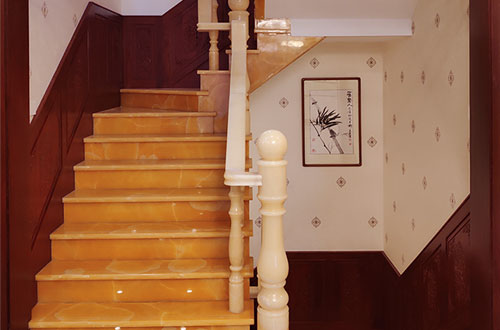 重庆中式别墅室内汉白玉石楼梯的定制安装装饰效果
