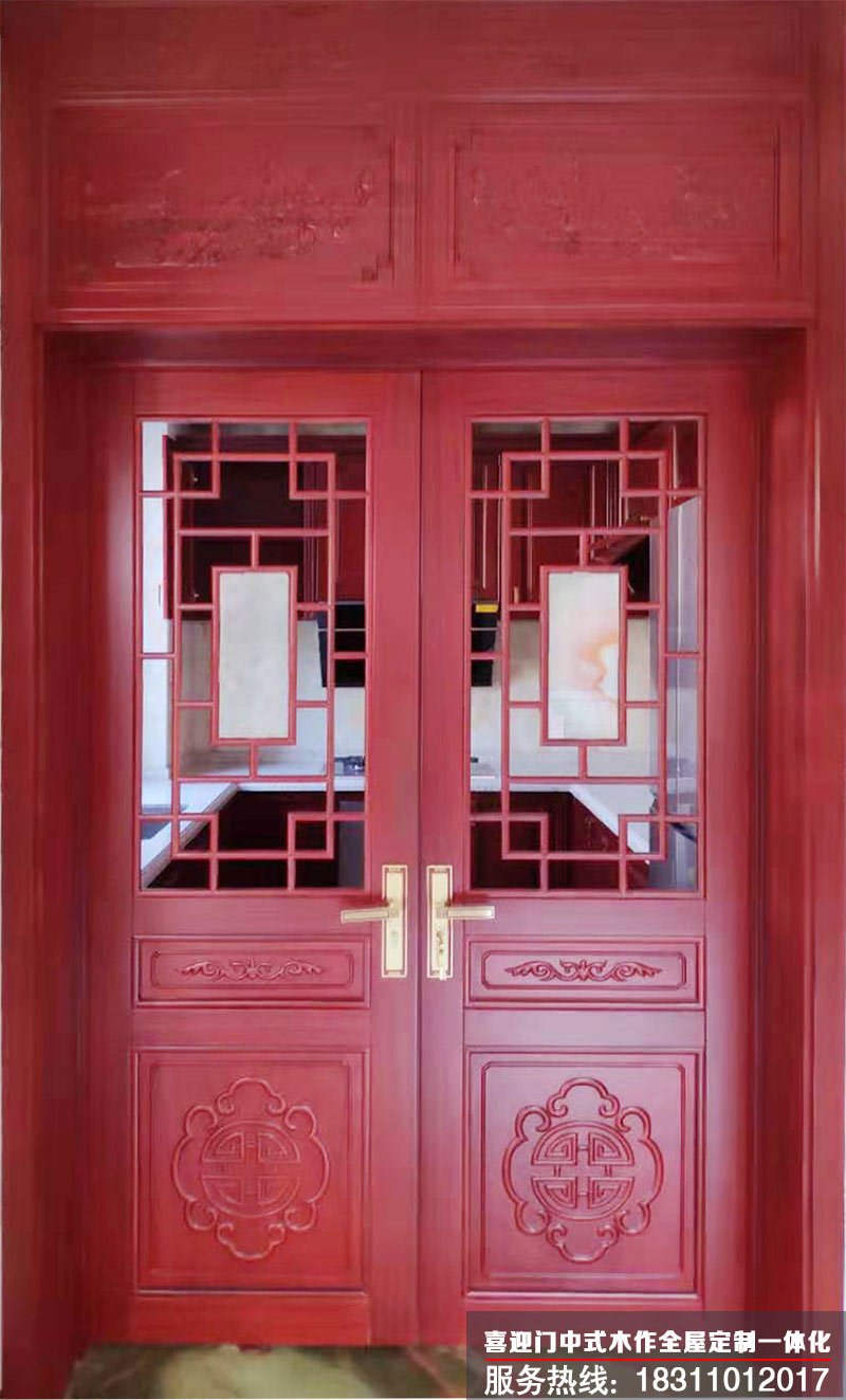  朱红色的中式花格实木木门图片